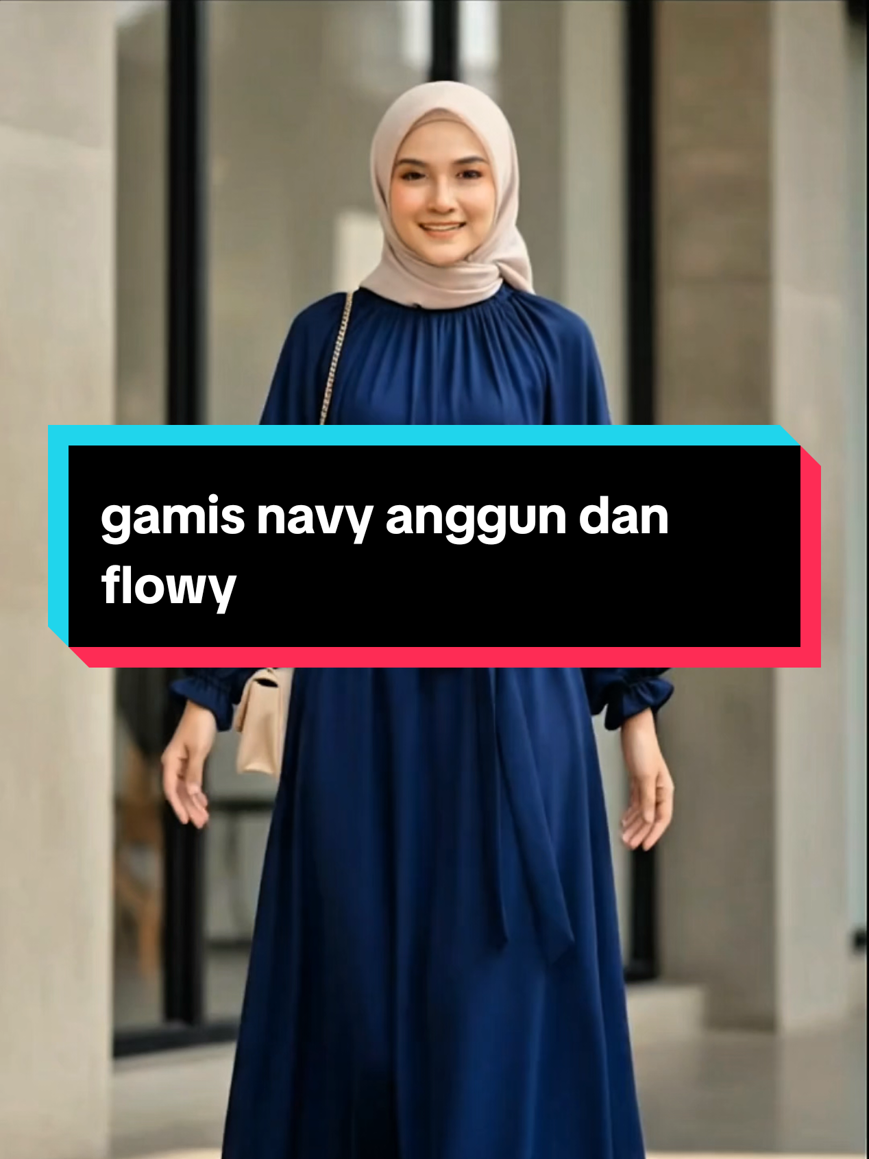Gamis navy anggun jatuhnya mewah. #gamisnavy #gamiscantik #gamiselegan #stylehijab #ootdhijab 
