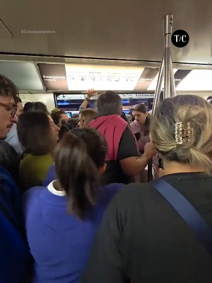 👉El registro muestra a una madre con un coche doble ocupando un amplio espacio en un vagón en hora punta, mientras reclama a gritos respeto por su bebé ante la dificultad de las personas para ingresar y movilizarse.