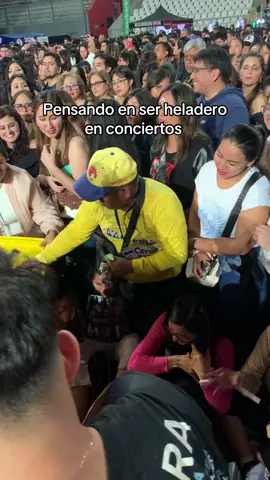 Y ni se tenía que mover 😮‍💨 #concierto #heladero #shakira #lima 