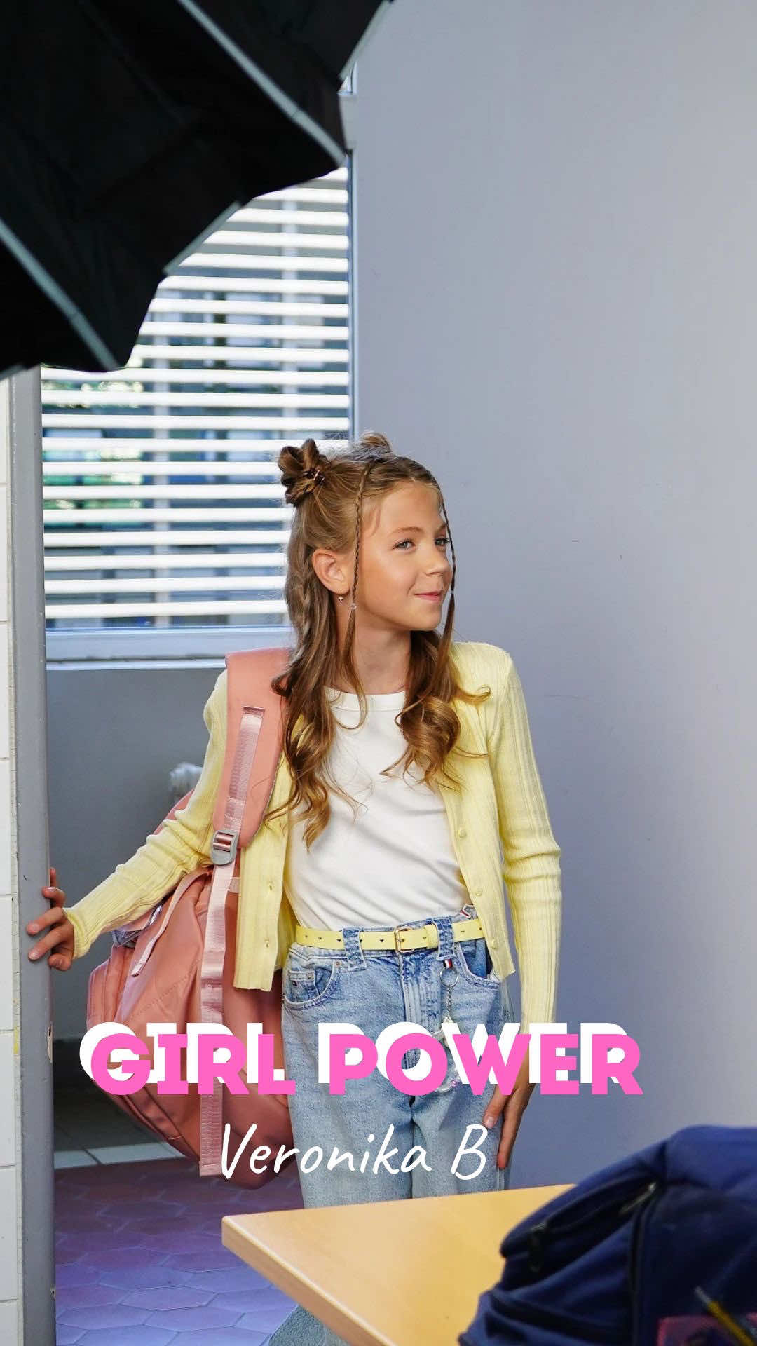 Klip GIRL POWER už je venkuuu! 🎬 Natáčeli jsme ho ve škole spolu s mými sledujícími. A hlavní role gentlemana? To byla fakt speciální volba… pozvali jsme @oliver.vyskocil. Píseň vznikla díky @academy_of_music.  Klip vytvořilo studio @markusfilmstudio.  Casting: @djamilitta.  Děkuju všem, kdo u toho byli 🫶💖 Klip najdete na YouTube. #veronikab #academyofmusic #markusfilmstudio