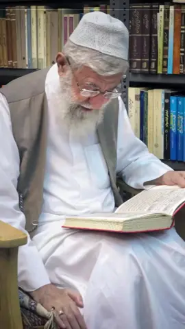 📚 شب‌ها مشغول مطالعه بودند با چراغ‌های قدیمی. #کتابخوانی  #کتاب