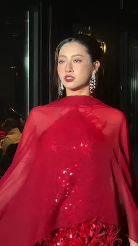 Phần 2 cùng anh Adrian Anh Tuấn, show đặc biệt nên có 2 sàn runway anh haaaa 😆 #luongthuylinh #adriananhtuan 