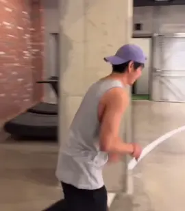 TREMENDO PELOTAZO QUE SE METIÓ TAEHYUNG EN LA C0LA 🍑🤣 #Taehyung #V #basquetbol #weverselive #taehyunglive 