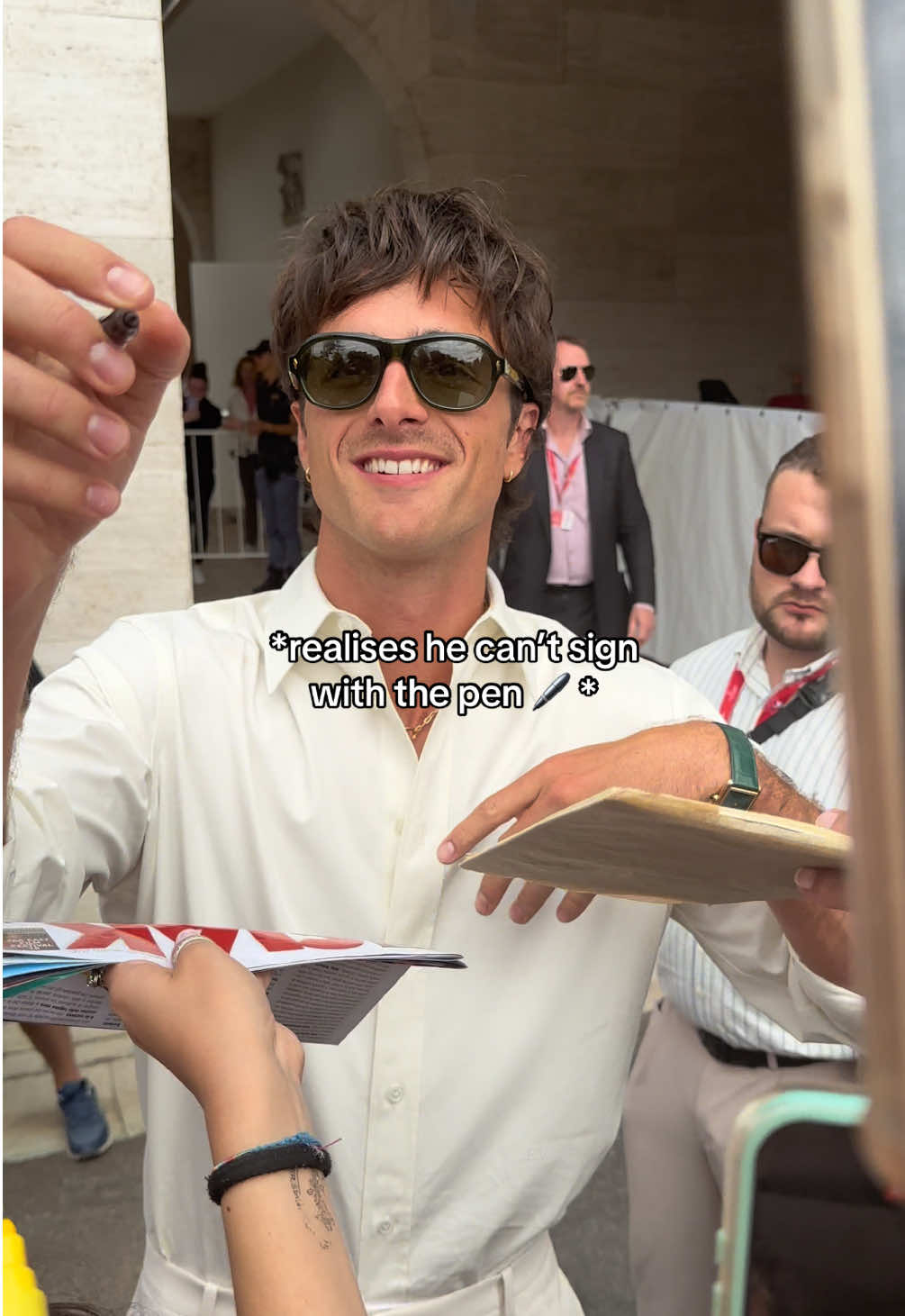 the tounge while signing it 😭 #jacobelordi #frankenstein #wutheringheights #signature #guillermodeltoro 