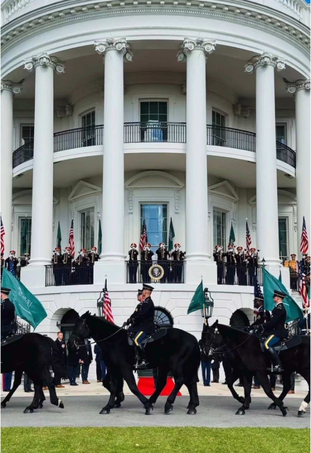 18 November من قصر اليمامة إلى البيت الأبيض.. استقبال لم يسبق له بالتاريخ للدبلوماسيين السعوديين بقيادة الأمير محمد بن سلمان 😍 #محمد_بن_سلمان #السعودية #Riyadh #فينكو #ترامب #اكسبلورexplore #explore 