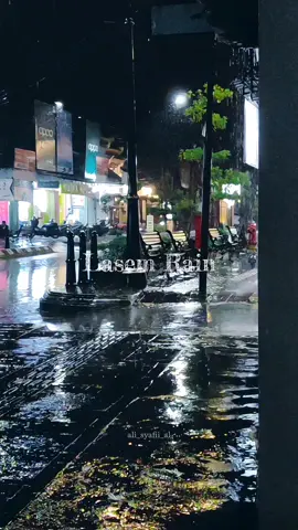 Berteduh sambil ngonten hujan🌧️ . #hujan #lasem #fyp 