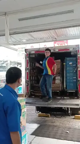 saya ada voucer ni buat mas nya..  tolong di tag akunnya... saya seneng lihatnya  #indomarettiktok #kasirindomaret #fyp 