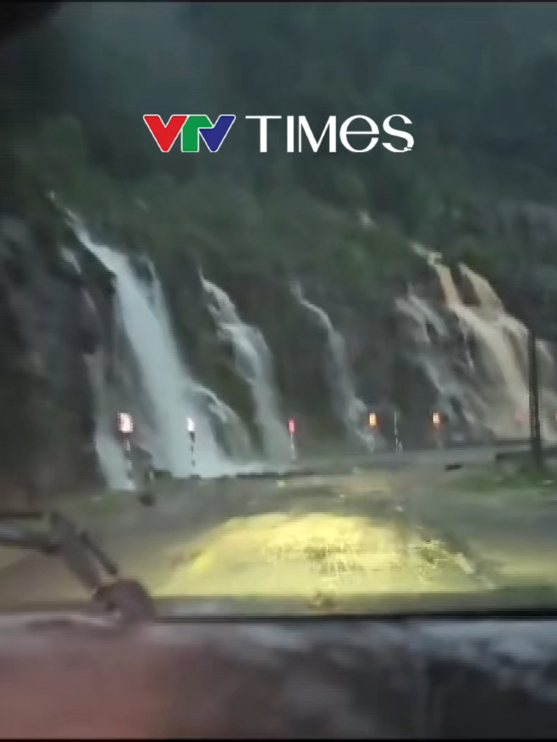 ⚠️ Bất chấp hiểm nguy, mưa lạnh kéo dài và hơn 10 điểm sạt lở chia cắt, lực lượng Cảnh sát Giao thông (CSGT) Công an tỉnh Lâm Đồng đã tiếp cận và giải cứu an toàn cho 20 người cùng 7 phương tiện bị cô lập trên Đèo Khánh Lê (Quốc lộ 27C).