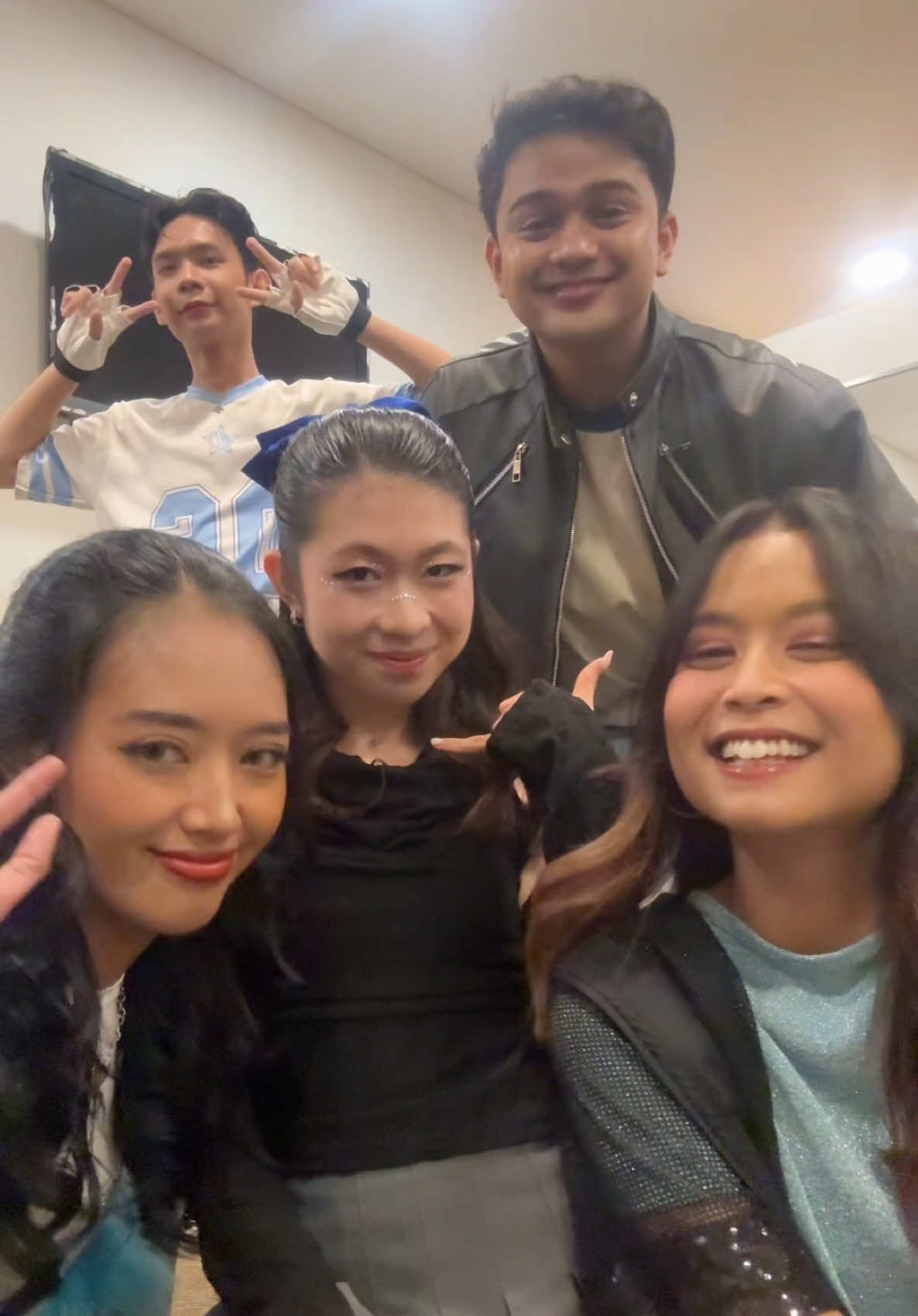 who’s calling 📞 quick transition with @bella🍃 @nadhirarr @Tama @Diaryiesme 