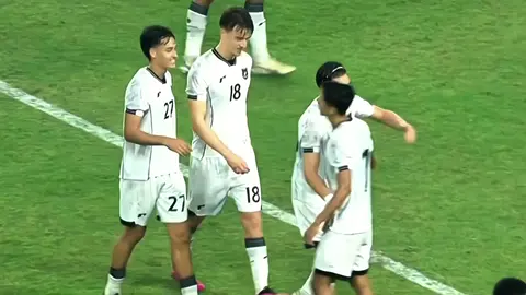 Malah dijejerin tiga begini lagi😍 #timnasu23 #timnasindonesia #friendlymatch #timnas #fyp #maurozijlstra #rafaelstruick #dionmarkx #foryou #foryoupage #fyppppppppppppppppppppppp 