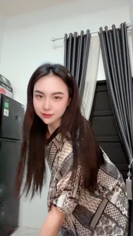 Bawa ba joget dulu supaya kaliatan bahagia 🤭 padahal bahagia jua ae 😝