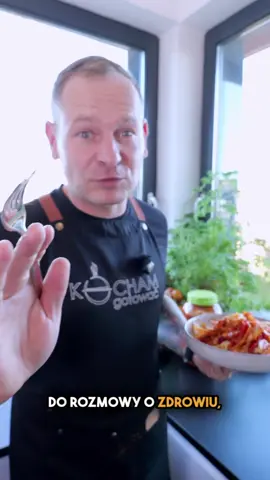 #współpracapłatnaPZU  Czy da się przygotować zdrowe, pikantne kimchi, bazując na polskich składnikach? Dla kolegi pytam. Składniki: 3 kg kapusty np. stożkowej, sól, do zmiękczenia kapusty. Baza: 600 ml wody, 60 g skrobi ziemniaczanej, 2 łyżki cukru, 70 g soli niejodowanej. Warzywa: 2–3 marchewki, biała rzepa, 1 czarna rzepa, 2 papryki, kalarepa. Przyprawa: 2 główki czosnku, 40 g imbiru, 1 słodka gruszka, 50 g wędzonej papryki, 50 g ostrej papryki, cała baza. Większość facetów, których znam, lubi ostre rzeczy… ale kiedy przychodzi do rozmowy o zdrowiu, to każdy: „dla kolegi pytam”. I właśnie tak nazywa się listopadowa akcja edukacyjna organizowana przez @Grupa PZU ta kampania pomaga zadbać o siebie i przełamać tabu dotyczące męskich nowotworów oraz dobrostanu psychicznego. Wejdź na profile PZU i dowiedz się więcej. Zrób to dla siebie, nie dla kolegi. #dlaKOLEGIpytam #grupaPZU 