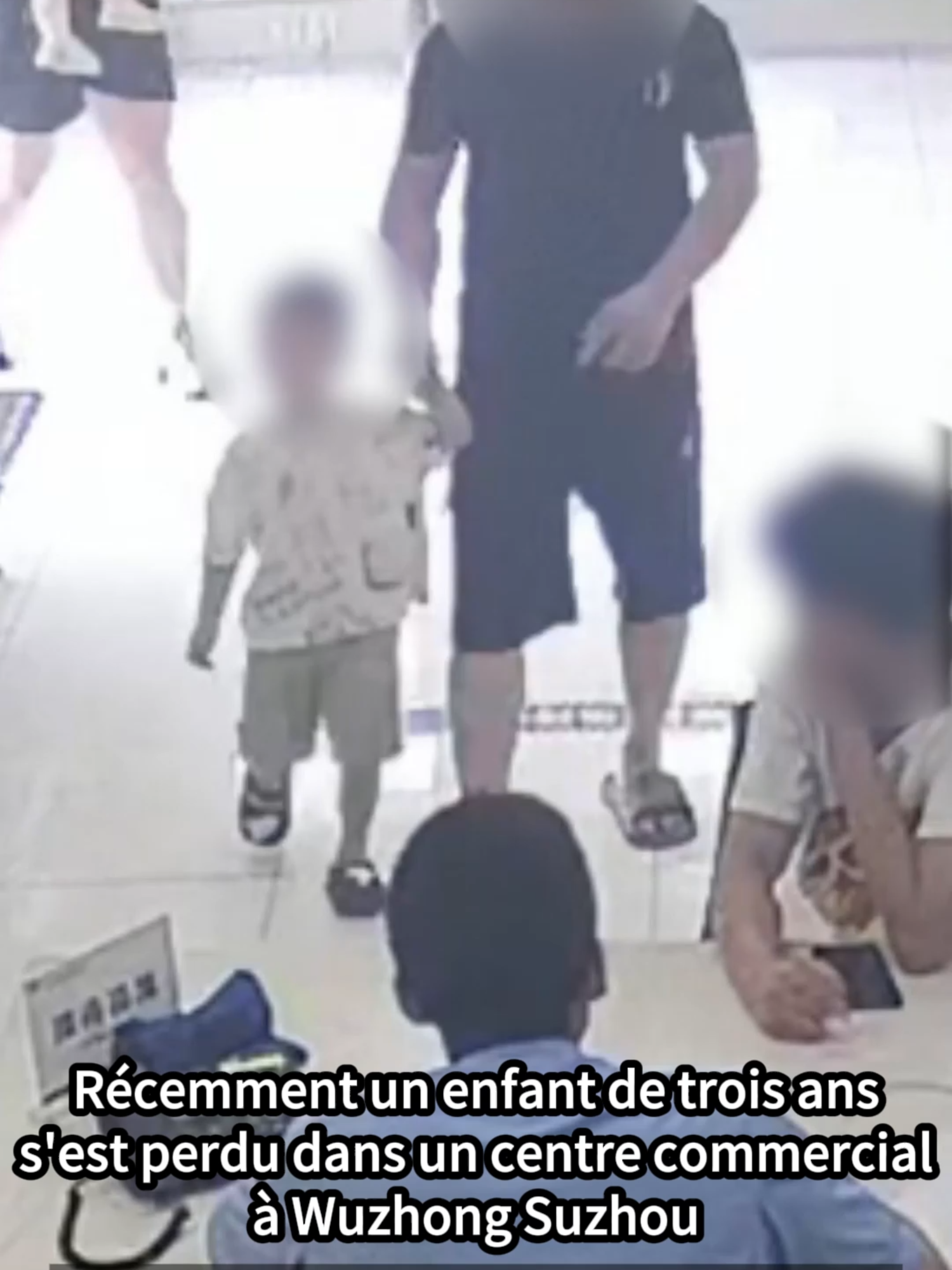 Mon enfant, n’aie pas peur, l’oncle policier est là pour te protéger, le poste de police est comme une maison temporaire ! Un enfant de 3 ans s’était perdu dans un centre commercial après avoir été séparé de ses parents. Une personne bienveillante l’a conduit au poste de police, et les policiers ont contacté les parents pour qu’ils viennent chercher leur enfant. #Chine