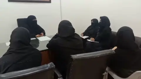 پیاری استاذہ اپنے سٹاف سے میٹنگ کرتے ہوئے 