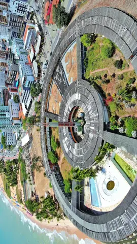 O ícone de João Pessoa está voltando. 🏨✨ Depois de anos de disputa judicial, o Hotel Tambaú agora tem novo dono: o Grupo A. Gaspar (AG Hotéis) — e um novo nome: Ocean Palace Tambaú. Com investimento previsto de mais de R$ 100 milhões, a reinauguração deve acontecer no Réveillon de 2026, trazendo de volta um dos cartões-postais mais importantes da Paraíba. Imagens registradas com drone mostram o símbolo que está prestes a renascer. João Pessoa agradece. 🌊📍 #joaopessoa #Drone #Paraíba #Turismo #Tambaú 