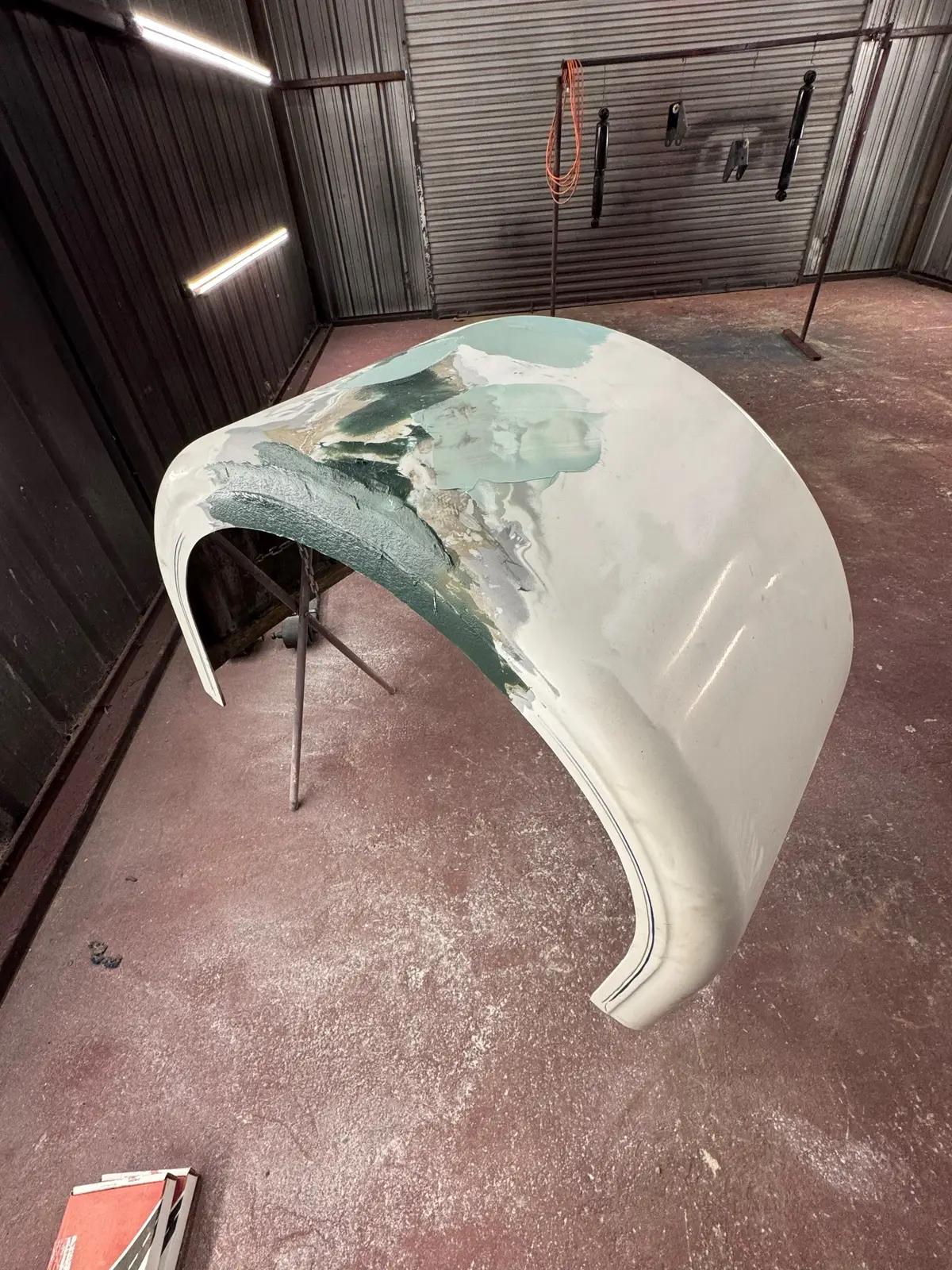 Old town rig down last min fender repair we did for @c_hudyncia put them on bout 1am at the show 🤦🏻#mobillstruckrepair #Lifestyle #paintwork 