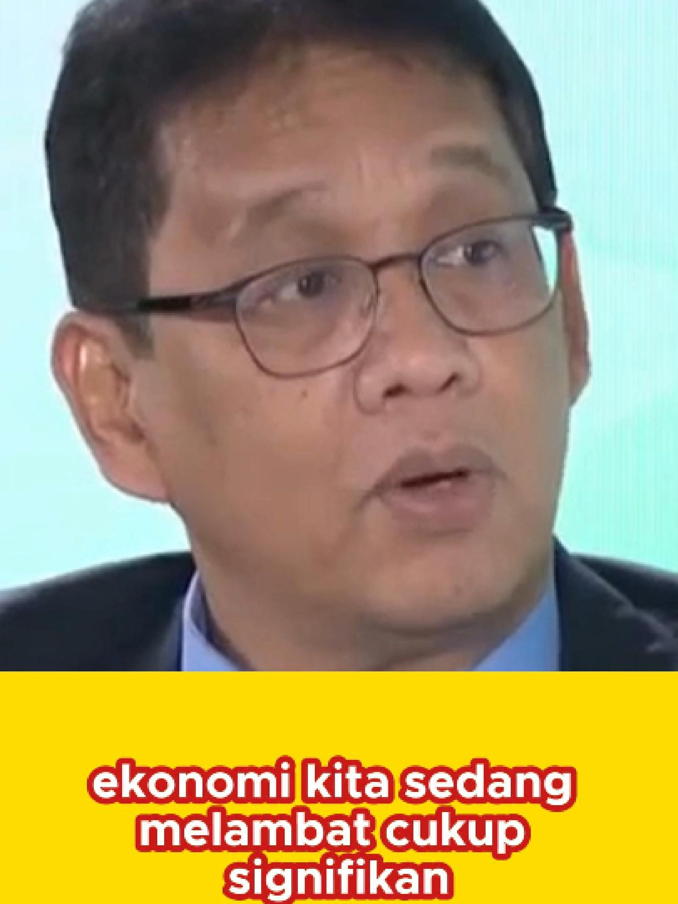 STRATEGI PURBAYA! EKONOMI INDONESIA REM MENDADAK, APA RAHASIA PERBAIKANNYA? TERBONGKAR! Mengapa pertumbuhan ekonomi Indonesia melambat signifikan di Kuartal III 2025? Ternyata bukan hanya tekanan global, tapi ada 'JALUR MAMPET' di dalam negeri! Menteri Keuangan (Menkeu) Purbaya Yudhi Sadewa blak-blakan mengakui perlambatan ini dipicu oleh: Likuiditas Seret: Terlalu banyak dana pemerintah yang mengendap di Bank Indonesia (BI), membuat peredaran uang di sistem keuangan (kredit) melemah. Belanja Pemerintah Lambat: Realisasi program dan proyek pemerintah yang tidak optimal. Kebijakan yang 'Pro-Cyclical': Kebijakan fiskal dan moneter sebelumnya dinilai kurang akurat dan justru memperburuk pelemahan ekonomi, bukan mendorongnya (counter-cyclical). #kutipan #mentrikeuangan #purbaya #purbayayudhisadewa #kepercayaan #pemerintah #kutipanpakmentri
