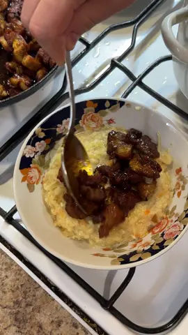 Квашена капуста 900г-1 кг Вода -1200-1500г Пшоно -8 ст л+1 яйце Сметана -400г  Цибуля- 3-4 шт середнього розміру Підчеревина - 300 г Жирна свинина- 300 г Сіль , перечь , паприка , сушений часник по смаку ***Тушкуємо 20 хв в кінці