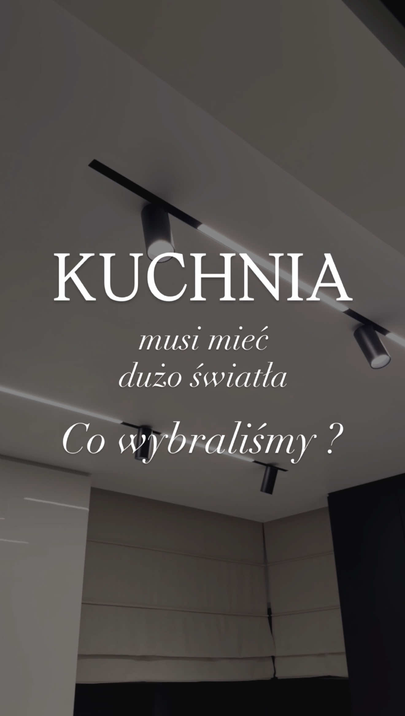SZYNOPRZEWODY montowane w suficie napinanym ❗️ Jestem typem który musi mieć w kuchni dużo światła - zresztą myślę, że większość z nas tak ma :)  Te szynoprzewody sa idealnym rozwiązaniem, ponieważ można włączyć tylko jedną lampę, kilka na raz albo nawet wszystkie. Dzięki temu można samemu ogarnąć natężenie światła i ilość światła.  Jak Wam się podoba takie rozwiązanie ?  #światło #lampy #kuchnia #oświetlenie #dom 