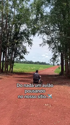 O susto foi grande. Achamos que podia estar dando problema no avião, ou ser b@ndido 😂😂😂  Mas ele só quis fazer uma visita, e deixar o numero dele pra se algum dia a gente precisar. 🤦🏻‍♀️😂😂