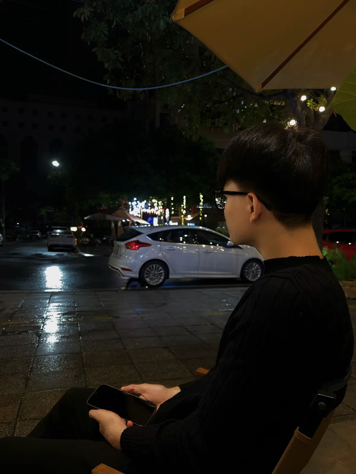 ''Hoa vừa chớm nở đã héo tàn   Tình vừa chạm đến đã chóng tan''