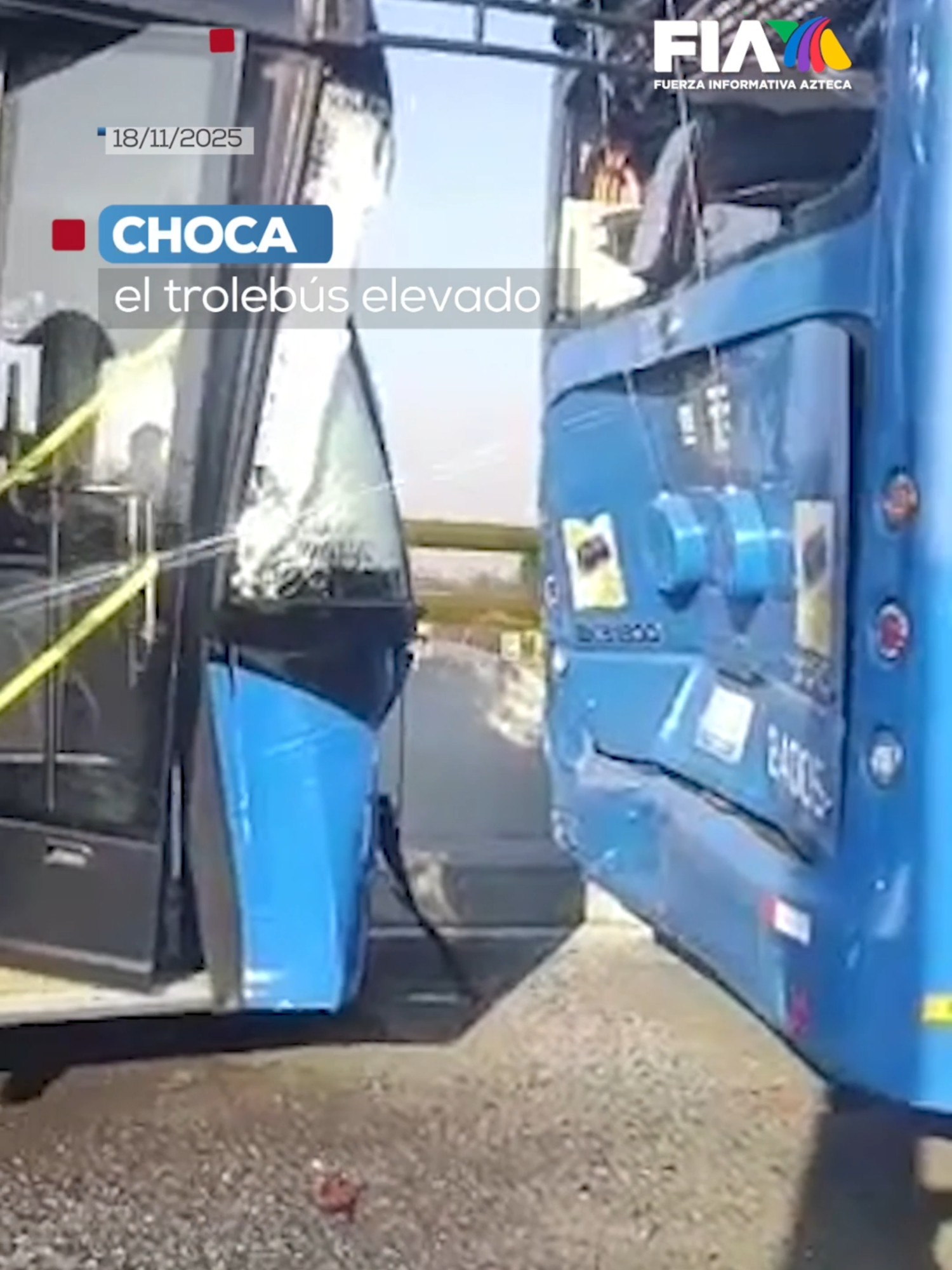 🚨 Trolebús elevado sufre fuerte choque en Santa Martha Un conductor del trolebús elevado aparentemente se quedó dormido al volante y terminó impactándose contra otra unidad que esperaba su turno para ingresar a la terminal de Santa Martha, en los límites de Los Reyes La Paz y la #CDMX 👥 Varios pasajeros resultaron con golpes y fueron atendidos por los servicios de emergencia. 🛑 El servicio fue suspendido temporalmente mientras se daba atención a las personas lesionadas y se realizaban las maniobras correspondientes. La información de Daniel de Rosas #AztecaNoticias  #Choque #trolebuselevado #SantaMartha