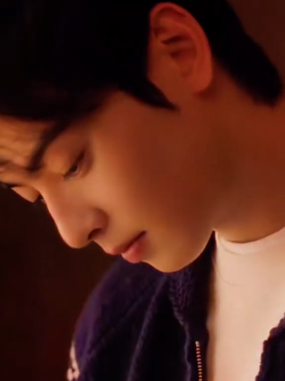 Uma vibe tão leve que quase flutua, é vitamina D emocional. ☀️💛 Um edit iluminado pelo charme natural do Cha EunWoo. Poses descontraídas, sorrisos suaves e aquele brilho que ninguém explica, ele transforma cada ensaio em um raio de sol. ☀️✨ 