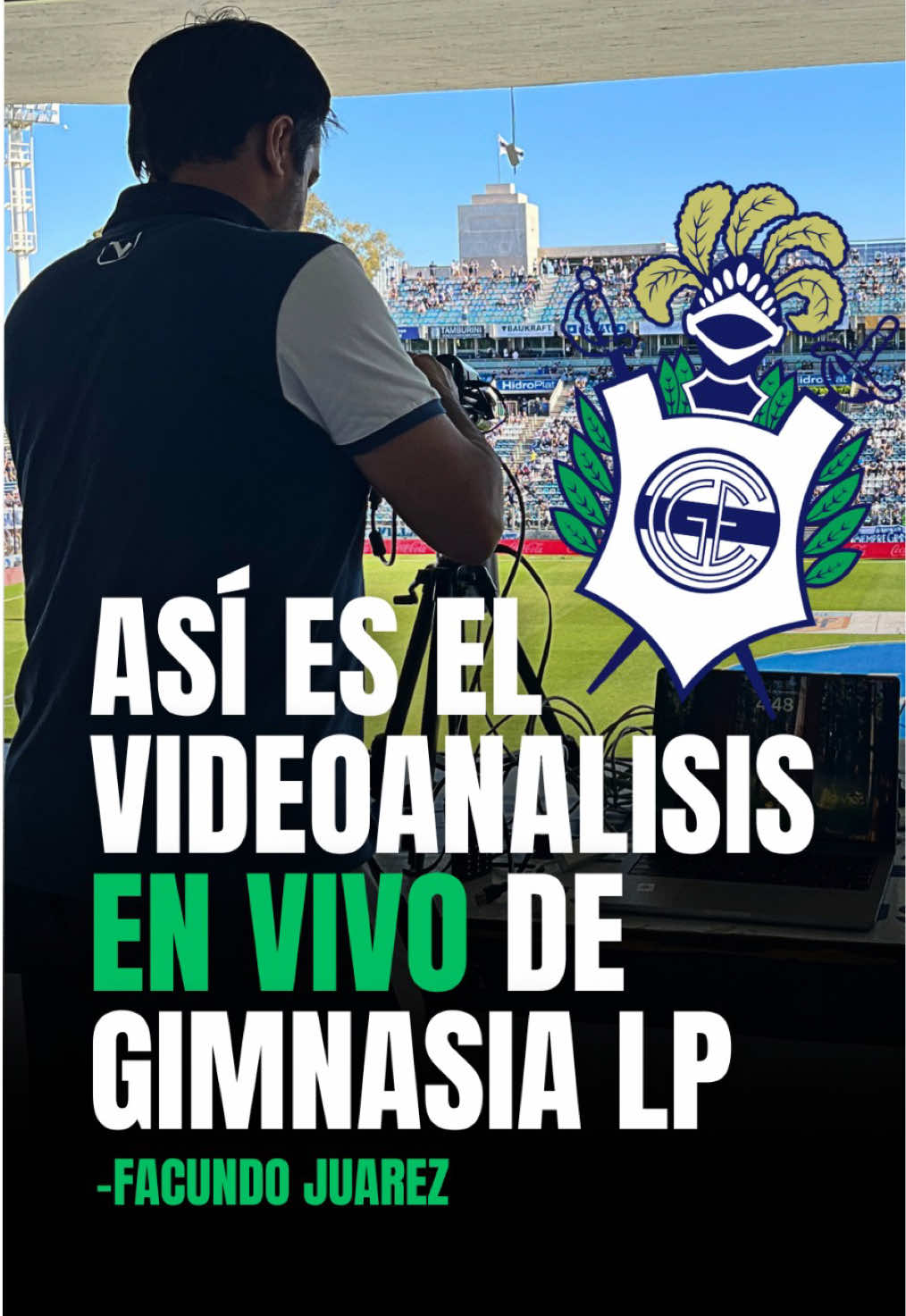 🎥🐺 Así se vive el videoanálisis en vivo en Gimnasia y Esgrima La Plata. Antes de cada partido, Facundo Juárez —videoanalista del club desde hace más de 10 años— y sus compañeros coordinan cada detalle técnico: conexión de antenas en el banco de suplentes, enlace con Starlink para garantizar la estabilidad de la señal y montaje de cámara, trípode, antena y PC en la cabina de videoanálisis. Desde allí, se envían en tiempo real las imágenes y cortes tácticos al iPad del cuerpo técnico, para tomar decisiones durante el juego. Un trabajo silencioso, pero fundamental, que eleva el rendimiento y la lectura del partido al siguiente nivel. Agradecimiento especial a Facundo Juárez por recibirnos y por la gran labor que realiza día a día en el área de videoanálisis del club. —————————————— #Videoanálisis #Gimnasia #FútbolProfesional #AnálisisTáctico #gelp         