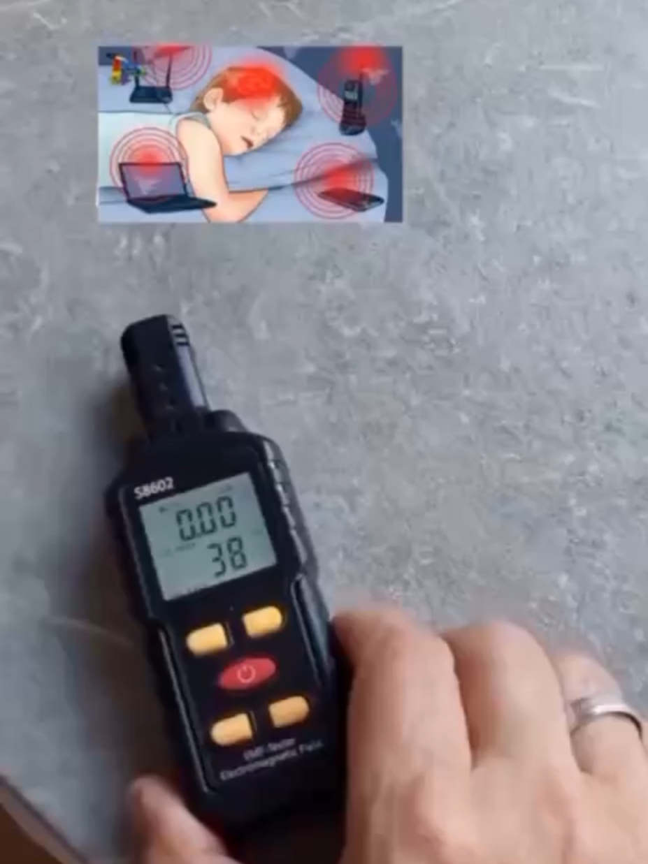 При зарядке телефона происходит ЭМИ-излучение в пределах 30 сантиметров. #излучение