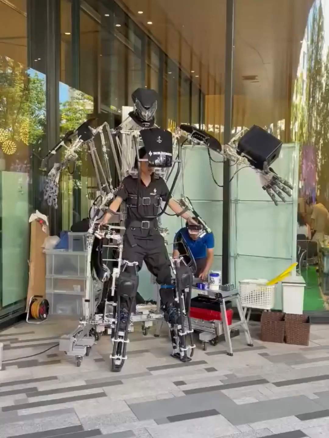 Despite their ultra-futuristic look, these skeletonics extend human arm and leg movements — without any motor or electricity! 🤖⚙️ A perfect blend of mechanics and imagination. 💡 #Exoskeleton #Innovation #FutureTech #Engineering #TechChina #ChinaVibes