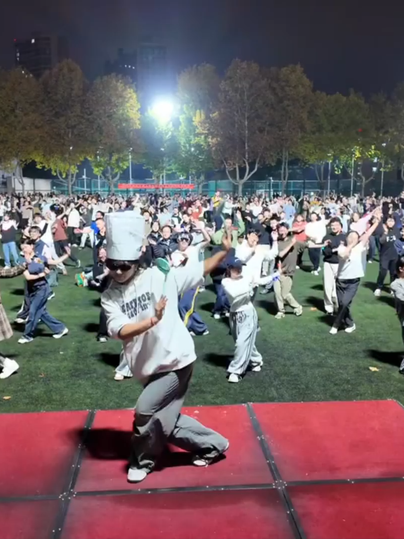 Over 2,000 Chinese university students joined together to perform the adorable “Penguin Dance.” 🐧🎶💃 A moment of pure joy and youthful energy! ✨ #PenguinDance #CampusLife #YouthChina #FunMoments #ChinaVibes