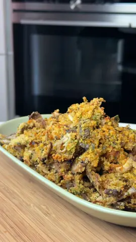 Funghi croccantissimi 5 ingredienti per un risultato da applausi. Niente frittura, niente sbatti: il risultato? Croccanti, dorati e pieni di sapore. Questi funghi diventano talmente croccanti che sembrano chips — una di quelle ricette che prepari una volta e poi non smetti più. Semplici, ma da urlo. 💡 Salvala, perché è la ricetta da ricordare quando vuoi qualcosa di semplice ma che conquista tutti. 👉Resisti a metterli nel piatto o te li mangi con le mani appena sfornati??? INGREDIENTI 500 g di funghi pleurotus 150 g di pangrattato 4 cucchiai di olio EVO 2 cucchiai aglio in polvere 3 cucchiai di prezzemolo o erba cipollina Sale e pepe PROCEDIMENTO ‘Straccia’ i funghi con le mani per ridurli in filetti più piccoli. Mettili su una una teglia da forno cercando di sormontare il meno possibile. In una ciotola mischia pangrattato, olio, aglio e prezzemolo. Distribuisci in modo uniforme sui funghi e completa con un bel giro d’olio. In forno a 200° per 40 – 50 minuti – così diventano super croccanti! #funghi #pleurotusalforno #funghicroccanti #funghinonfritti #funghipleurotusalforno #ricetteconifunghi #veganfoodshare #vegancomfortfood #vegan #ricette #ricettefacili #ricetteveloci #ricettevegane #veganitalia #veganitalianfood #cucina #mangiaresano #greengourmet #cucinaresano #cibosano #eatclean #cucinaresano #mangiaresano #cibosano #cibosanoegustoso #eatclean