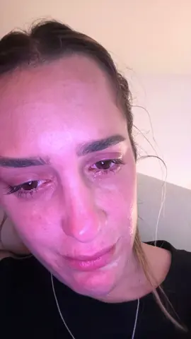 היי אהובים שלי, באלי להיות התזכורת שלכם לאמונה. לפעמים שבוע אחד מרגיש כמו נצח והעולם מרגיש כאילו שהוא סוגר עלינו. ואז עובר שבוע ופתאום האור חוזר. אמונה זה לא שהכל מושלם, אמונה זה דווקא כשהלב נשבר. הסרטון הזה מזכיר לי שאין נפילה שאין לה עלייה, אין לילה בלי בוקר ואין דמעה אחת שהולכת לאיבוד. לפעמים צריך להישבר כדי לראות מחדש איך הכל יכול להיבנות. ולפעמים צריך רק שבוע אחד כדי להבין שאלוהים מסדר הכל בזמן המדויק שלו 🙏 אז אם אתה קצת עצובים תזכרו את זה, אני אוהבת אתכם 🤍