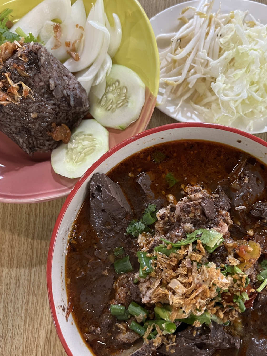 นัมเบอร์วัน ทาสน้ำเงี้ยวเชียงรายแบบเรานั้น แฮปปี้~~~ #น้ำเงี้ยว #ก๋วยเตี๋ยวน้ําเงี้ยวเชียงแสน #อาหารเหนือ #chiangmai 