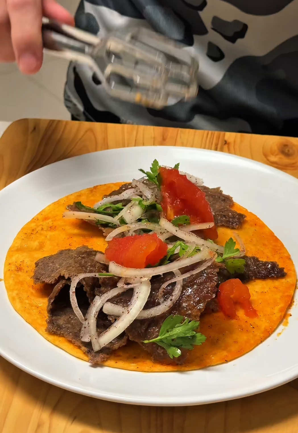 דונר עגל, הרשת מלאה עכשיו בשיטה הזאת להכנת השאוורמה והייתי חייב לנסות את זה, התוצאה - הרבה הרבה יותר טעים ופשוט ממה שחשבתי אז קחו מתכון: קילו בשר בקר עם שומן כף גדושה של ראס אל חנות כפית כמון מלח ופלפל תערבבו את התערובת היטב (אפשר במקסר לעצלנים).  תחלקו לארבעה כדורים ותשטחו על נייר אפיה, אפשר להעזר במערוך.  תגלגלו את הנייר ושימו במגש האפיה.  זרקו על המגש ירקות שבא לכם (אני הלכתי על עגבניה בצל ופלפל חריף) ותכניסו לתנור שחומם מראש ל200 מעלות חצי שעה.  כשזה מוכן תפתחו את הגילגול ותקרעו בידיים את השווארמה (מילה זה מספק בטירוף).  תחממו לכם טורטיה או לאפה, שימו את הדונר, קצת ירקות קלויים ומלא טחינה.  אם בא לכם לפנק את עצמכם את עצמכם תוסיפו סלטון של בצל, פטרוזיליה וסומק. 