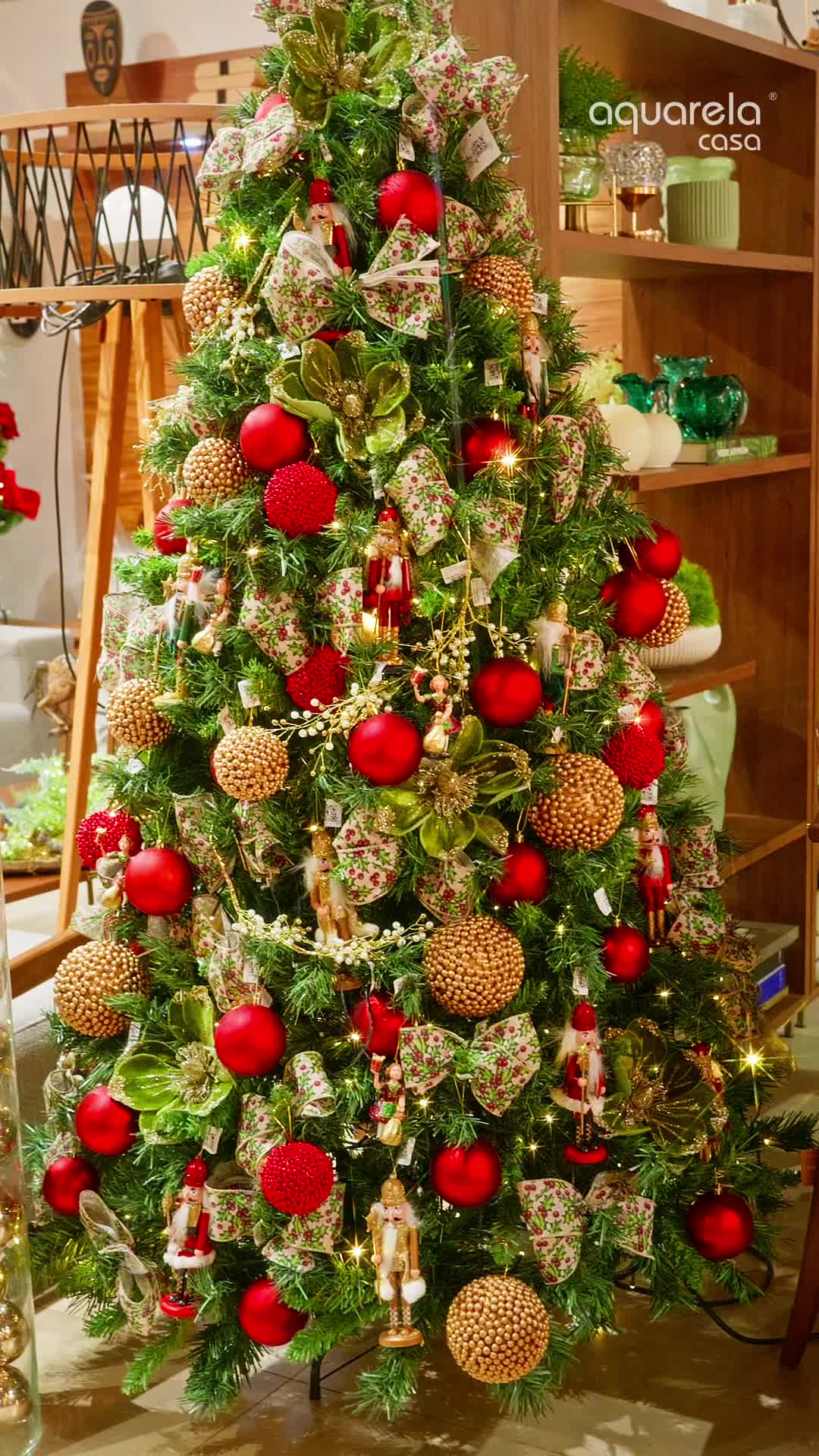Há algo de eterno nos clássicos de Natal! Montar a árvore com peças tradicionais, bolas vermelhas, laços volumosos, soldadinhos de chumbo... É garantir uma decoração que abraça e desperta memórias afetivas em cada galho. Está na hora de escolher os seus favoritos! Venha se perder entre as centenas de opções de enfeites maravilhosos que esperam por você aqui na Aquarela Casa. #natal #noel #xmas #xmasdecor #merrychristmas #arvoredenatal #decordenatal #decoracaodenatal #natal25 #natal2025