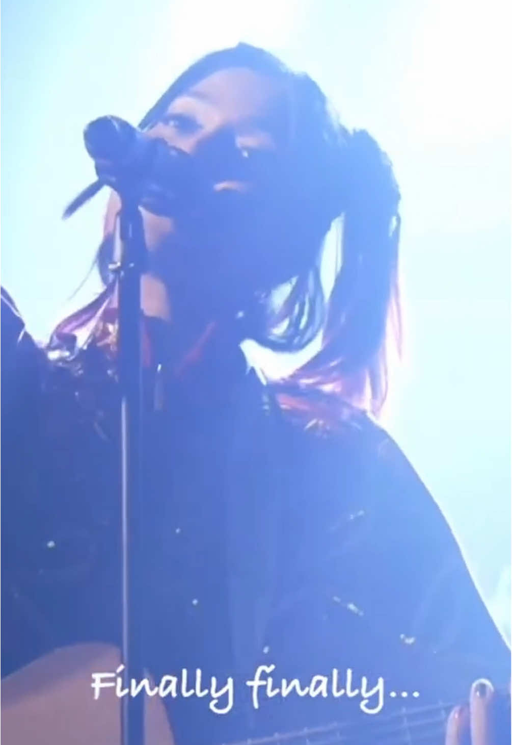 Woh Chali Live at Outright Stage!! 💙 Wardrobe: @LOVI Ceylon  #YohaniMusic #fyp #Yohani #outrightstage