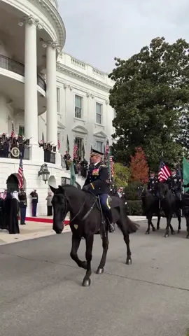 ‏الرئيس ترامب أثناء استقباله سموّ ⁧‫#ولي_العهد‬⁩ الأمير ⁧‫#محمد_بن_سلمان‬⁩  يتوقف أمام الصورة التي وضعها لجو ⁧‫#بايدن‬⁩ في ممشى المشاهير الرئاسي، وهي عبارة عن صورة 