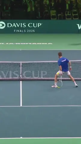 Fransman Moutet wil showtje opvoeren tegen Collignon, maar gaat gruwelijk in de fout. #DavisCup #Tennis 