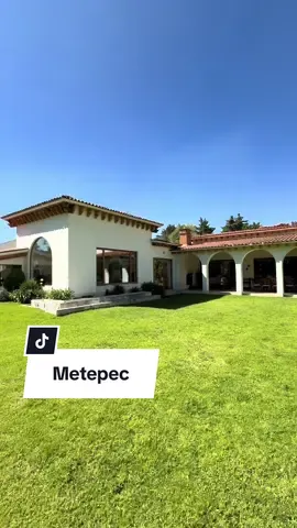 Hay casas que impresionan… y hay propiedades que enamoran desde el primer paso. Esta residencia de $52 millones tiene la esencia de una hacienda, con jardines amplios, espacios que abrazan la luz y una atmósfera que te transporta a otra época. Perfecta para quien valora historia, estilo y tranquilidad. 💬 Escríbeme para agendar una visita privada.#realestate #hogar #fyp #casaenventa #casa 