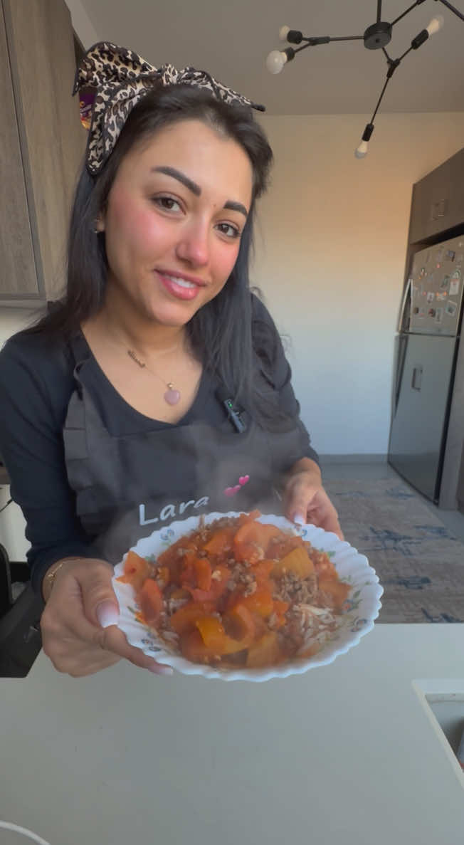 كيف شفتولي هاليخنة البندورة؟ 😋 . المكونات: بندورة مقشرة مقطعة قطع كبيرة ثوم لحمة مفرومة ملح معجون الطماطم (اختياري) صنوبر (اختياري)