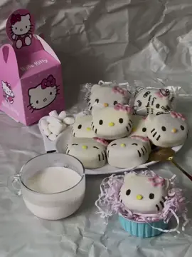 ≽^• ˕ • ྀི≼𝐂𝐡𝐨𝐜𝐨 𝐁𝐨𝐦𝐛 𝐊𝐢𝐭𝐭𝐲 𝐇𝐚𝐧𝐝𝐦𝐚𝐝𝐞 ≽^• ˕ • ྀི≼  Đông lạnh, gửi nàng một bé 𝐂𝐡𝐨𝐜𝐨 𝐊𝐢𝐭𝐭𝐲 ngọt ngào ấm áp… Còn nàng nào chưa có ai tặng thì tự thêm chút ngọt cho mình, xoa dịu ngay mùa thi căng thẳng! Một bé 𝐊𝐢𝐭𝐭𝐲 𝐬𝐨𝐜𝐨𝐥𝐚 nhỏ xinh, thả vào sữa nóng là tách! Socola tan, marshmallow bung nở, hương cacao thơm nức - chỉ vài giây là có ngay một ly nóng ấm xoa dịu căng thẳng. 🎀 𝐂𝐚̉ 𝐧𝐡𝐚̀ 𝐨𝐝𝐞𝐫 𝐬𝐨̛́𝐦 đ𝐞̂̉ 𝐬𝐨́𝐩 𝐜𝐡𝐮𝐚̂̉𝐧 𝐛𝐢̣ 𝐭𝐨̂́𝐭 𝐡𝐨̛𝐧 𝐧𝐡𝐚 🎀