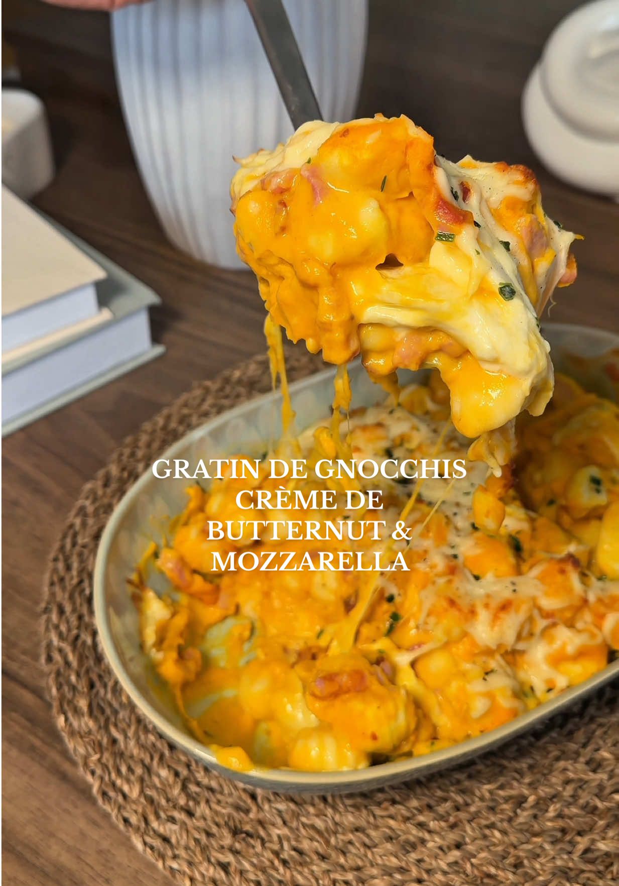 Recette détaillée ↓ ↓ ↓ ↓ GRATIN DE GNOCCHIS CRÈME DE BUTTERNUT & MOZZARELLA 🎃🧀 Ingrédients : • 1/2 butternut • 300g de lardons • 20cl de crème ou crème soja • 1kg de gnocchis • 1 boule de mozzarella • Mozzarella râpée Étapes : – Préchauffer le four à 180°C 🔥 – Couper, assaisonner et enfourner pendant environ 45min – Faire cuire les lardons 🍳 – Mettre les gnocchis dans l’eau qui bout – Dans un blender, mettre les morceaux de butternut, la crème et une louche d’eau de cuisson des gnocchis, puis mixer 🎃 – Mélanger la crème de butternut et les lardons avec les gnocchis – Mettre une première couche de gnocchis dans un plat à gratin, puis des morceaux de mozzarella et répéter une nouvelle fois l’opération 🧀 – Pour finir, ajouter la mozzarella râpée sur le dessus et enfourner environ 15min Régalez-vous 😋 #gnocchis #butternut #mozzarella #poutivacook