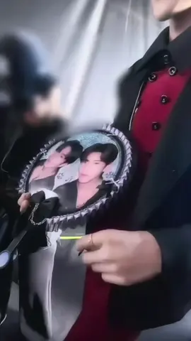 [ TỰ DELULU - Cấm mộng nữ dà hệ khong thích giỡn:))) vào ] Oaaaa gia đình hạnh phúc quá, được hai em công nhận mà cầm trên tay soft, khúc cuối miệng em Kiệt tía lia hà, chắc đang dỗ chồng trẻ của ẻm đó:)))👉🏻👈🏻🤌🏻🤌🏻🤭🤭#邱鼎杰_kipuka🧡 #eliothuang #hoangtinh #khaudinhkiet #xingqiu @eliot_huang @kipuka_qiu 