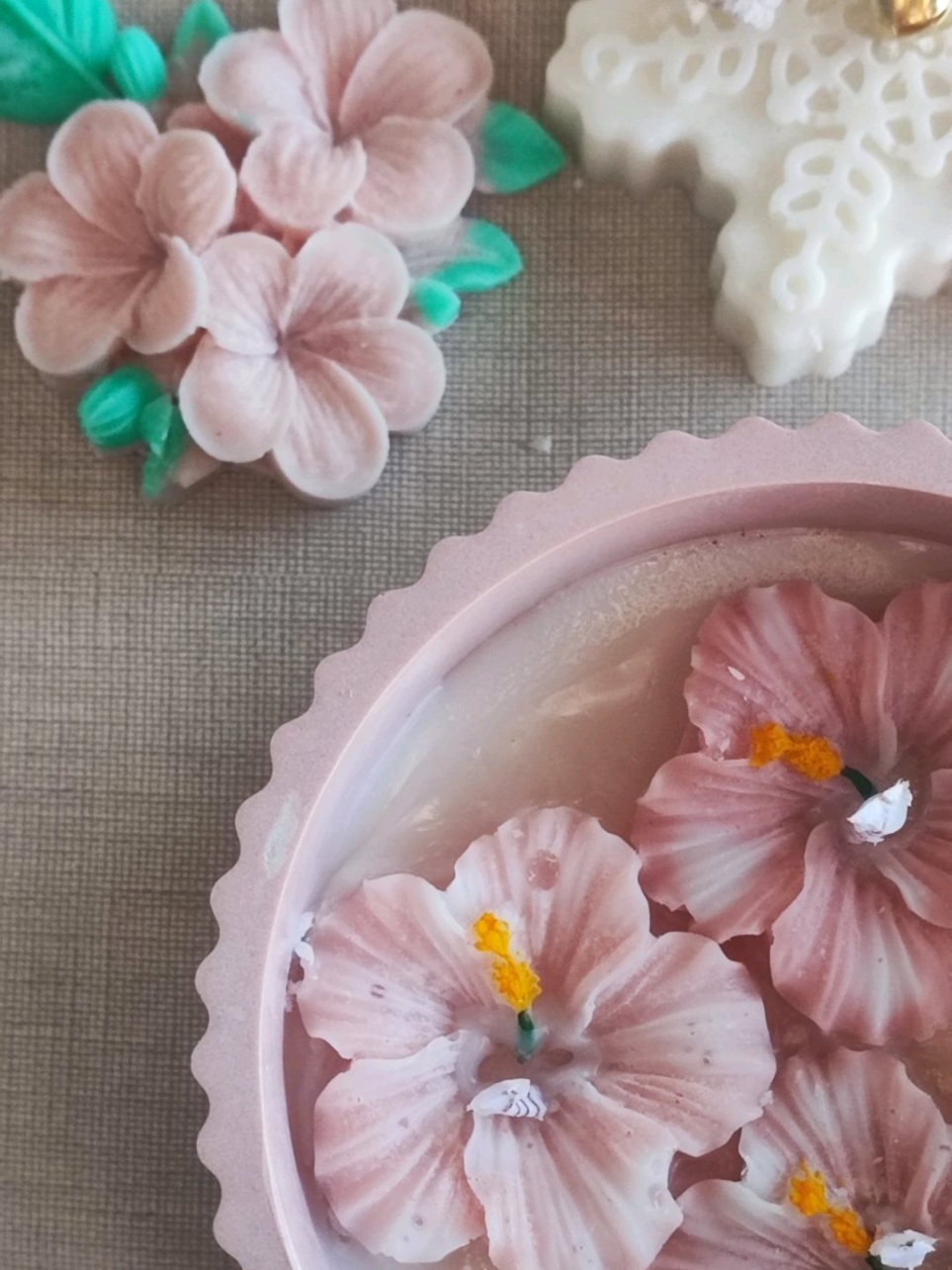 ✨ Hoje rendi-me ao meu lado mais suave 🫶💫 Entre tons rosa pastel e um hibisco suave, criei esta vela — pequena, calma e feita para acolher dias que se querem mais leves ✨ . #velasdesoja #velasartesanais #velasdecorativas  #candletok #manualidades 