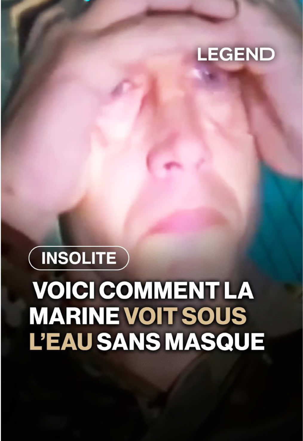 Voici comment la Marine apprend à voir sous l’eau sans masque. Il suffit de mettre ses mains autour des yeux et de souffler un peu d’air par le nez : une petite bulle se forme. Cette bulle d’air fait office de “lunettes” et permet de voir sous l’eau. #legend #legendmedia 