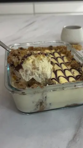 Aujourd’hui c’est : Tiramisu cookies 🤤🍪🫶🏻 @ben_thibb  Recette : 6 blancs d’œuf 6 jaunes d’œuf 100g de sucre semoule 500g de mascarpone  Un paquet de cookies (ou une douzaine de cookies maison c’est encore mieux hihi) Un bol de lait (ou café)  Un peu de cacao en poudre non sucré Déroulé : - Monter les blancs en neige : fouetter les blancs à l’aide d’un batteur électrique en montant petit à petit la vitesse jusqu’à la vitesse maximum.  Fouetter ensuite jusqu’à obtenir des blancs très fermes (c’est important !).  Puis les réserver dans un bol. - Fouetter, à l’aide du même fouet électrique, les jaunes avec le sucre : à vitesse moyenne pendant une minute. - Ajouter le mascarpone et fouetter à vitesse faible/moyenne pendant quelques minutes jusqu’à obtenir une texture lisse et onctueuse. - Ajouter délicatement les blancs montés à cette préparation à l’aide d’un maryse. - Tremper légèrement les cookies dans du lait puis les disposer dans le moule. - Recouvrir d’une couche de crème.  - Répéter l’opération jusqu’à épuisement de la crème. - Saupoudrer de cacao non sucré. - Réserver minimum 6H au réfrigérateur. C’est prêt !! #tiramisu #vanilla #cookies