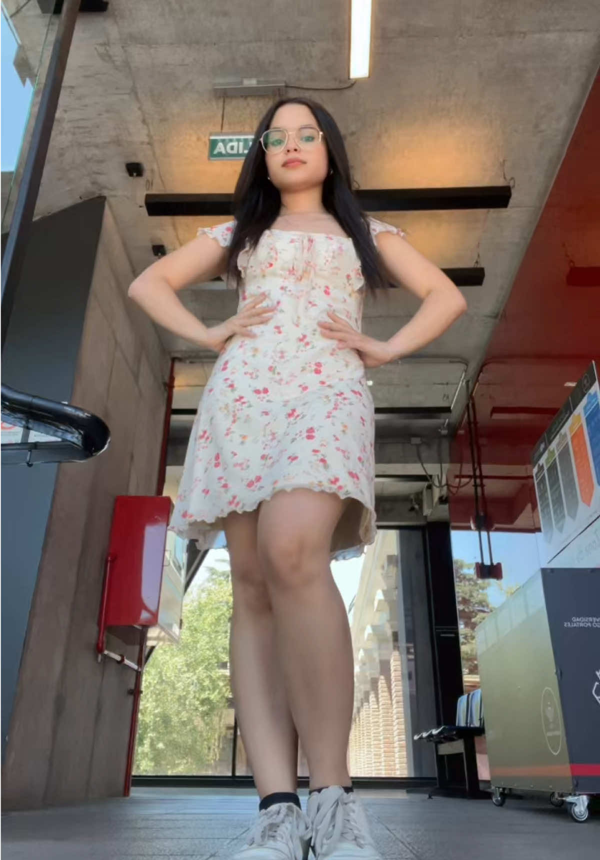 Bailando un poquito antes de entrar a clases #trend #dance #fyp 