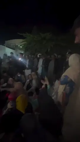 ‏رات کے اس پہر شدید سردی میں پانی پھینکے جانے کے باجود بھائی سے ملاقات نہ کروانے پر خان صاحب کی بہنیں اور کارکنان دھرنہ دے کے بیٹھے ہیں۔ #آئین_کی_جنگ_خان_کے_سنگ  #تاحیات_عمران_خان 