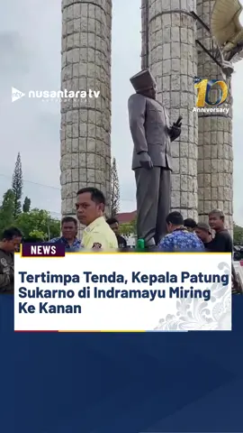 Patung Presiden Sukarno di Alun-alun Indramayu menjadi sorotan setelah bagian kepalanya tampak miring.  Plt. Kabid Perumahan dan Permukiman Diskimrum Indramayu, Krisdiantoro, menyebut kerusakan itu sudah terjadi sejak Kamis (13/11/2025).  Foto-foto patung yang lehernya rusak dan kepalanya miring pun viral di media sosial. Kerusakan tersebut terjadi setelah tenda acara penyerahan SK PPPK Paruh Waktu roboh akibat angin kencang dan menimpa patung.(tin) #Indramayu #PatungSoekarno #AlunAlunIndramayu #Patung  #AnginKencang 